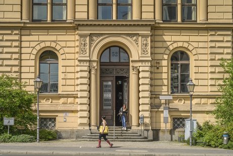 Sozialgericht Berlin-Mitte Fassade des Berliner Sozialgerichts, aus dem Eingang kommt gerade eine junge Frau.