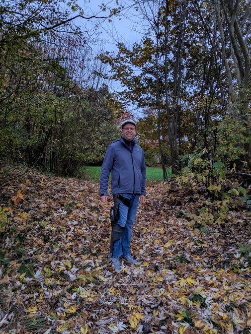 VdK-Mitglied Jan Hörberg Jan Hörberg steht auf einem Weg in einem herbstlichen Wald, er trägt seine Orthese am Bein