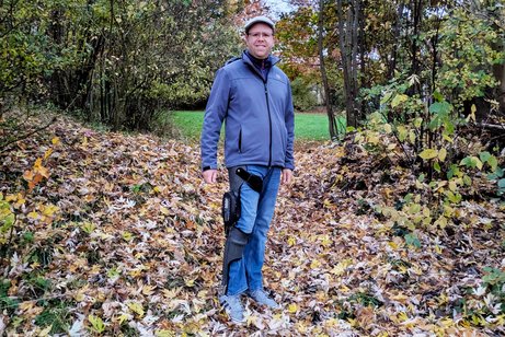 VdK setzt Beinorthese durch Jan Hörberg mit der Beinorthese unterwegs im herbstlichen Wald