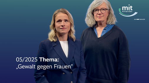 Miteinander mit Verena Bentele und Christina Clemm Das Bild zeigt VdK-Präsidentin Verena Bentele und Anwältin Christina Clemm nebeneinander, dazu der Text "05/2025 Thema: Gewalt gegen Frauen" und das Logo von "Miteinander".