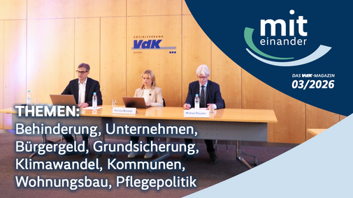 Ein Podium mit drei Personen (von links: Sebastian Heise, stellv. Pressesprecher VdK Bayern, VdK-Pr&auml;sidentin Verena Bentele, VdK Bayern-Gesch&auml;ftsf&uuml;hrer Michael Pausder) sitzt hinter einem langen Tisch in einem Konferenzraum vor einer Holzverkleidung mit VdK-Logo. Die drei schauen auf Unterlagen. Rechts im Bild ein grafisches Overlay mit dem Titel &bdquo;mit einander&ldquo; und dem Hinweis &bdquo;Das VdK-Magazin 03/2026&ldquo;. Unten links stehen die Themen: Behinderung, Unternehmen, B&uuml;rgergeld, Grundsicherung, Klimawandel, Kommunen, Wohnungsbau, Pflegepolitik.