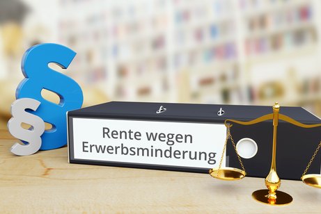 Erwerbsminderungsrente Ordner mit Beschriftung "Rente wegen Erwerbsminderung ", daneben stehen zwei Paragrafen-Zeichen und eine Waage