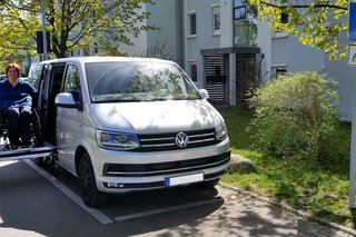 Blick auf den Behindertenparkplatz von Frau Kerstin H., auf dem ihr Auto parkt