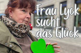 Moderatorin Heidi Lyck hält ein Kleeblatt in den Händen - Bild zur Podcastreihe Frau Lyck sucht das Glück 