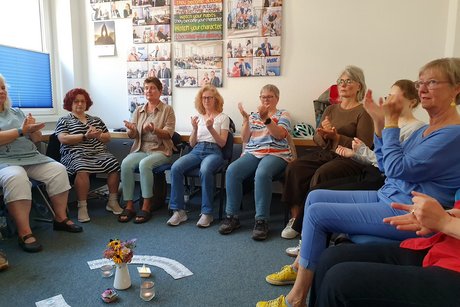 Die Frauen sitzen im Kreis.