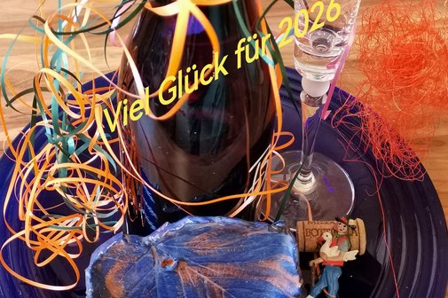 Dekorierte Sektflasche, Sektglas und Figur vom Hans im Gl&uuml;ck