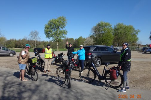 mehrere Teilnehmer mit Fahrrad auf einem Platz, kurz vor Start zur gemeinsamen Fahradtour