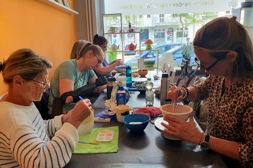 VdK Relax : Zeit für MICH Es sind Fotos, die die Frauen beim Keramik bemalen zeigen.