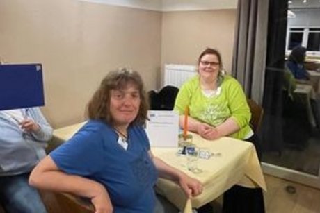 Klönschnack vom 15.10.2025 Drei Damen sitzen am Tisch, wobei zwei Damen in die Kamera lächeln.