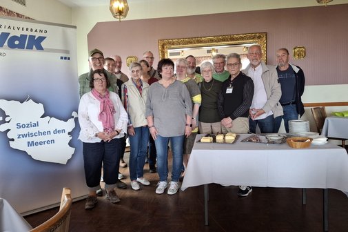 Mitglieder und Vorstand Mitglieder und Vorstand stehen neben dem Plakat des VdK Nord