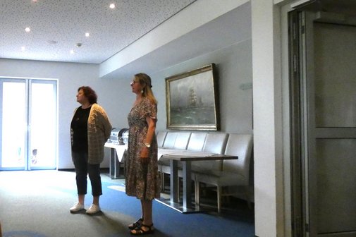 Cornelia Schog, Kassenwartin, und Sybille Degel, BV Frauenvertreterin Zwei Frauen stehen und halten eine kurze Eröffnungsrede