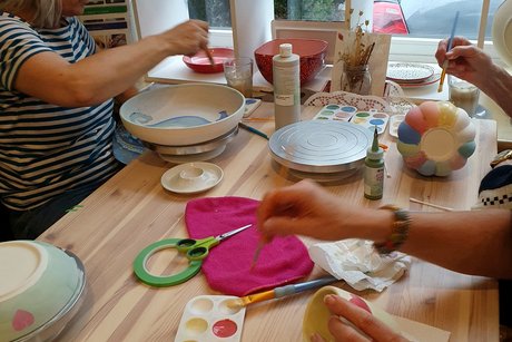 Die Frauen bemalen eine Keramik