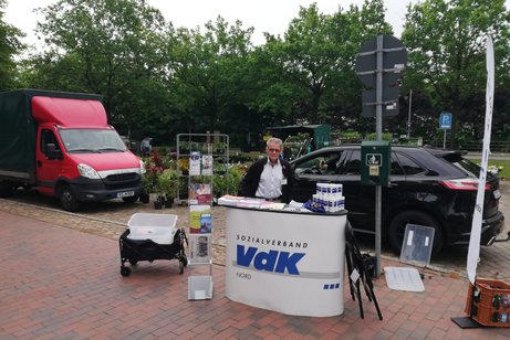 Andreas Leipold, der VdK Vorsitzende sitzt hinter dem Infostand und wartet auf Anfragen