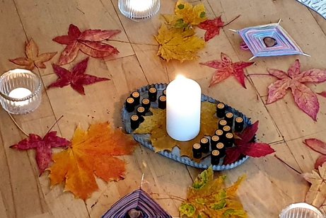 Es sind Blätter und Teelichter etc. zu sehen.