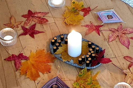 VdK Relax: Zeit für MICH Es sind Blätter und Teelichter etc. zu sehen.