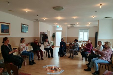 Die Frauen sitzen im Kreis.