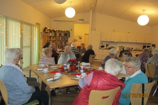 Personen am Tisch sitzend unterhalten sich angeregt