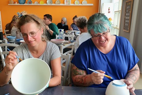 Die Frauen bemalen eine Keramik