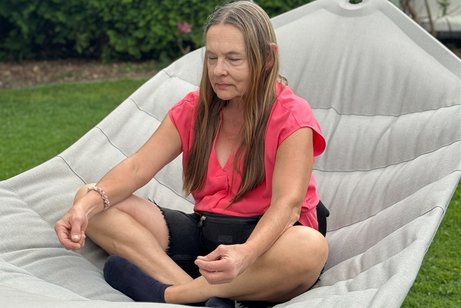 Eine Frau sitzt auf dem Boden