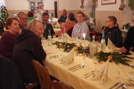 Einige G&auml;ste am dekorierten Tisch