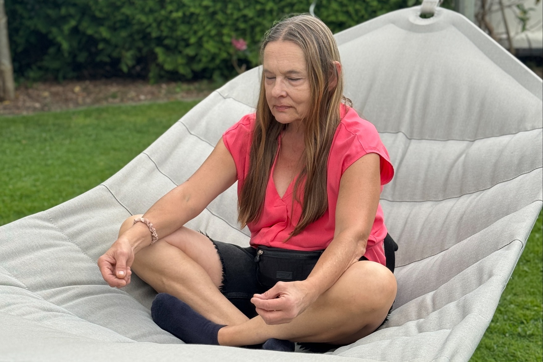 VdK Relax: Zeit für MICH Eine Frau sitzt auf dem Boden