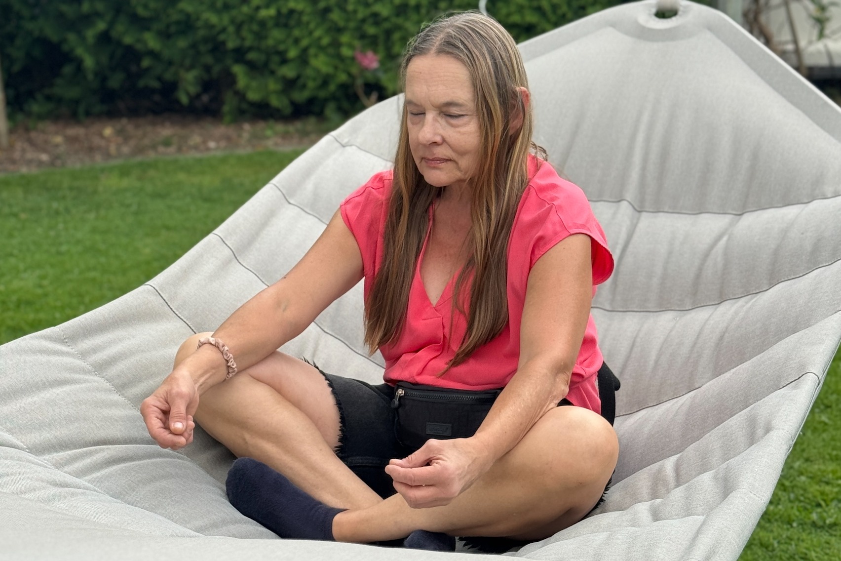 VdK Relax: Zeit für MICH Eine Frau sitzt auf dem Boden