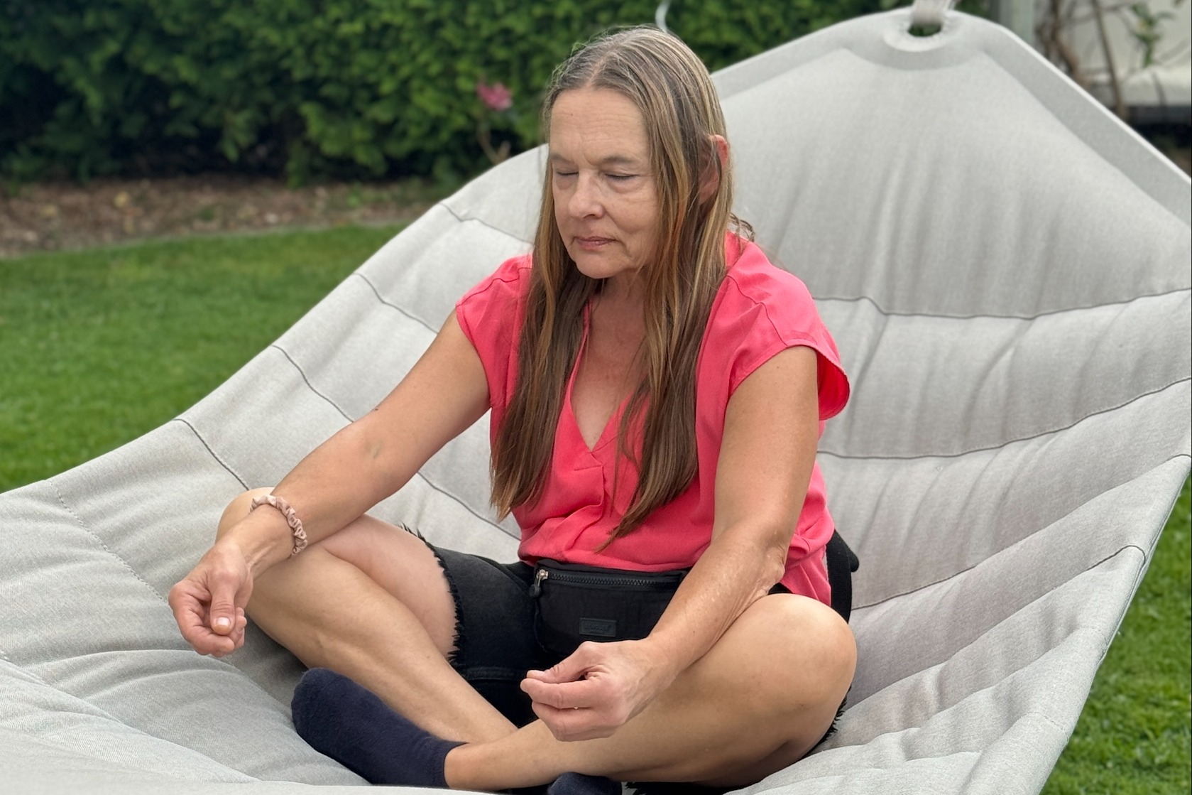 VdK Relax: Zeit für MICH Eine Frau sitzt auf dem Boden