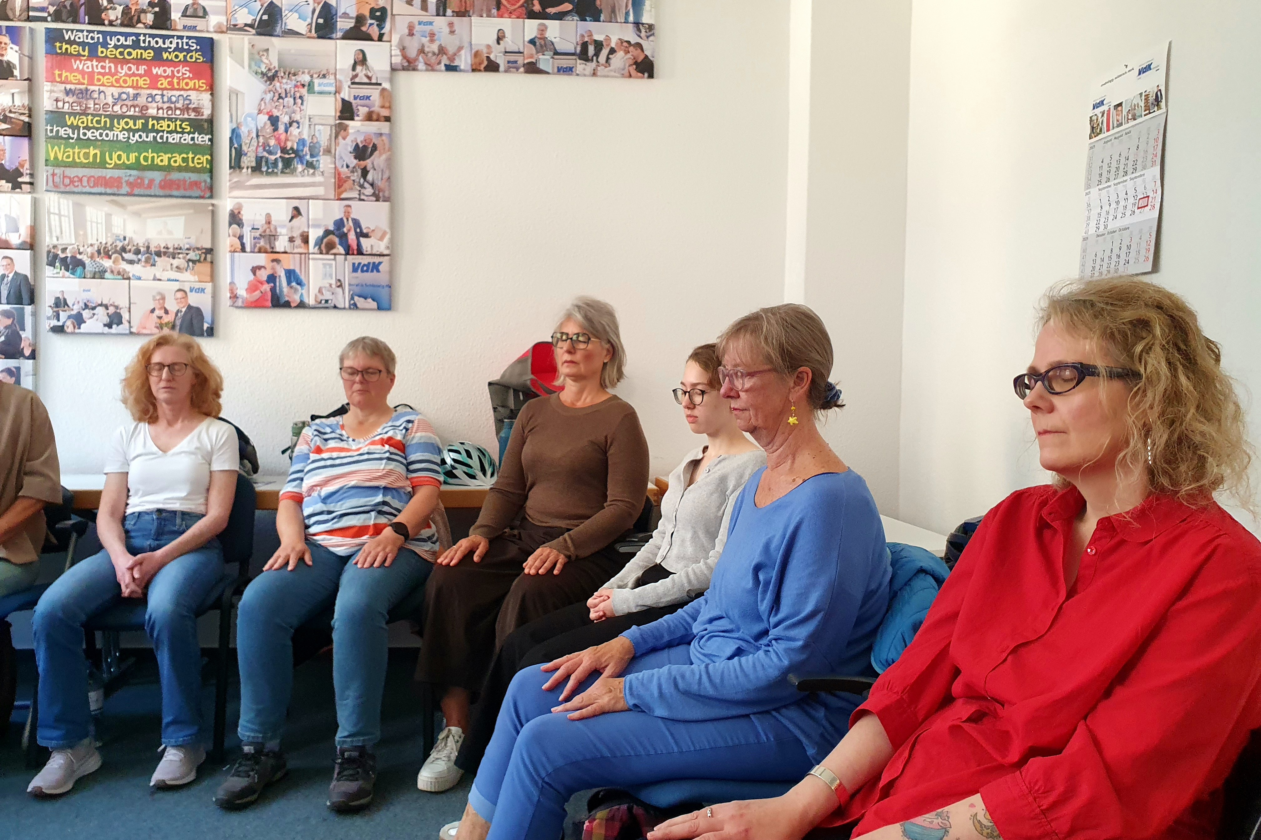 VdK Relax: Zeit für MICH Eine Frau sitzt auf dem Boden