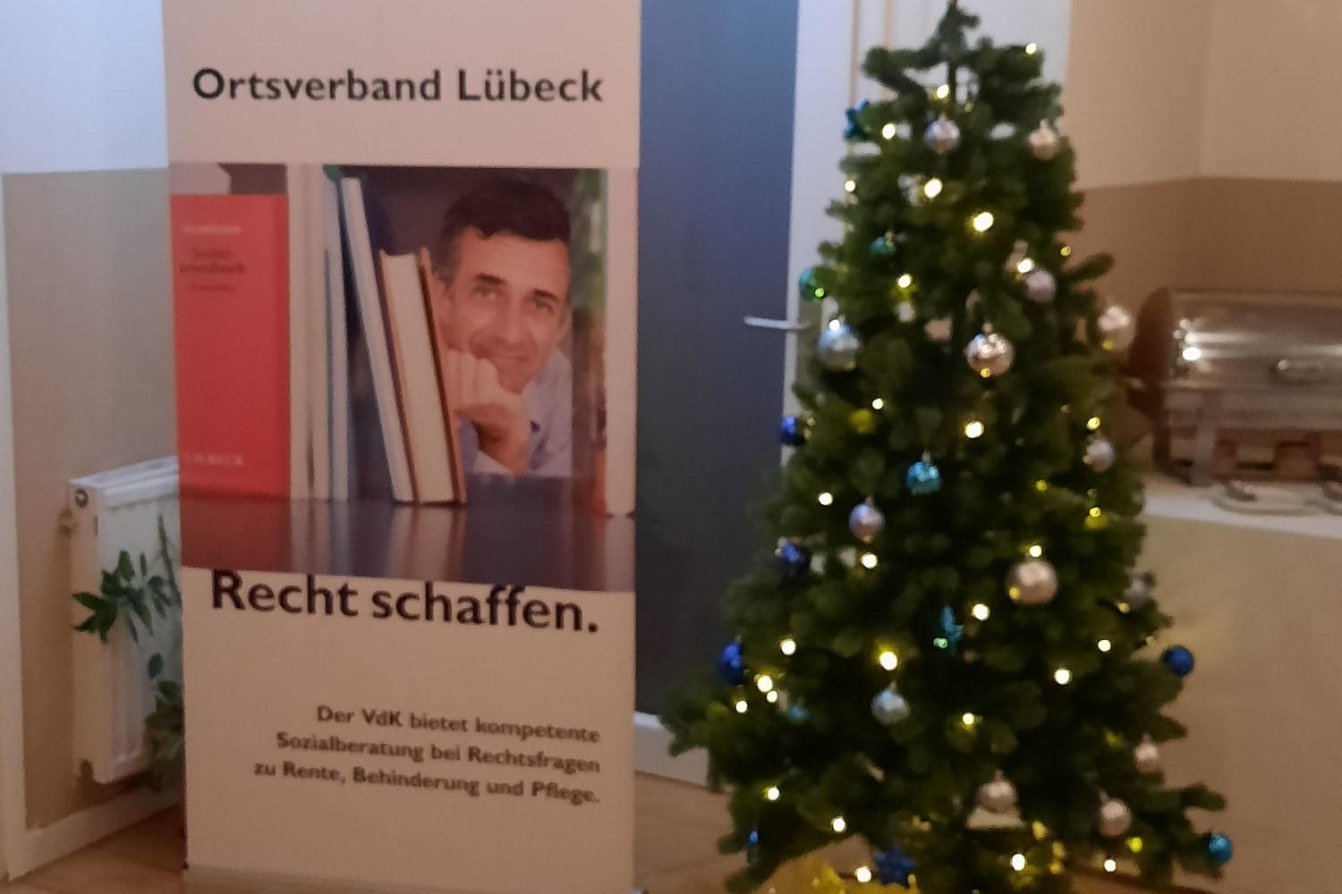 Dekorierter Weihnachtsbaum und OV-L&uuml;beck-Aufsteller