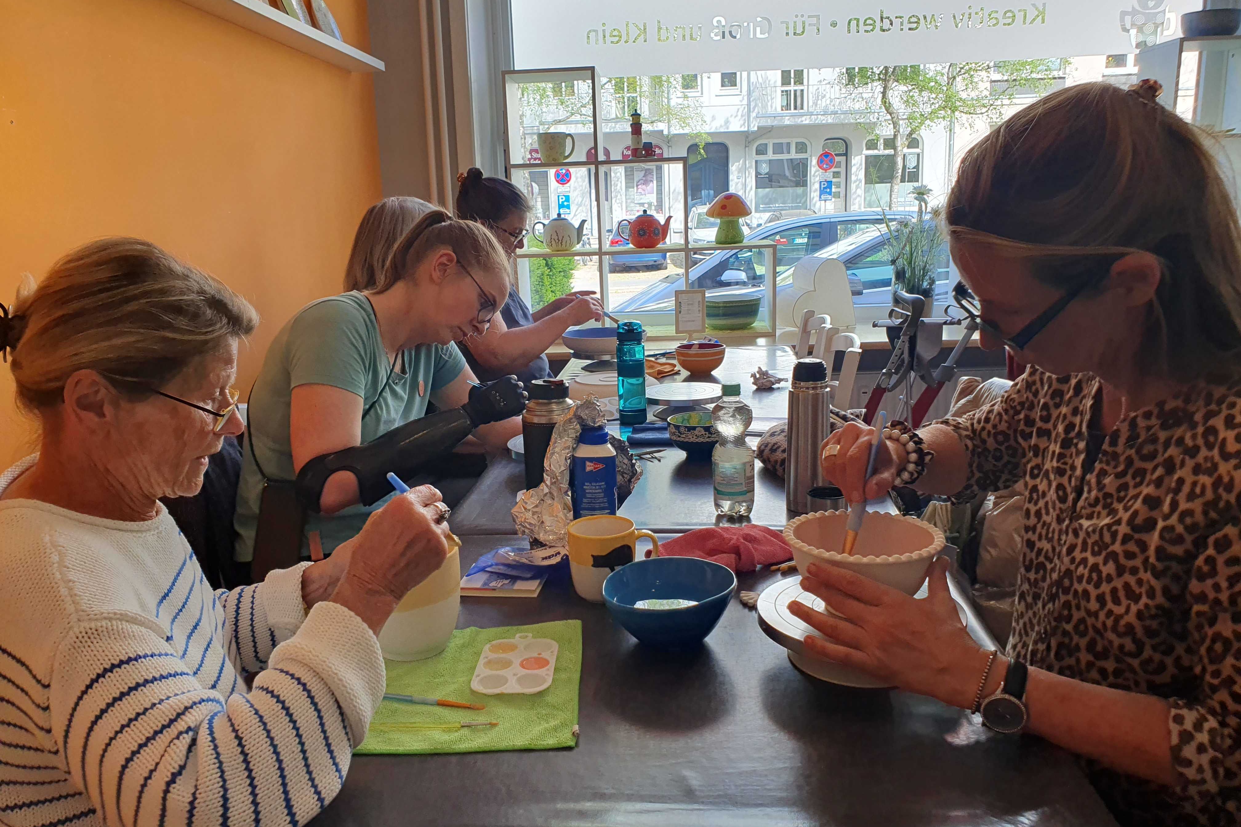 VdK Relax : Zeit für MICH Es sind Fotos, die die Frauen beim Keramik bemalen zeigen.